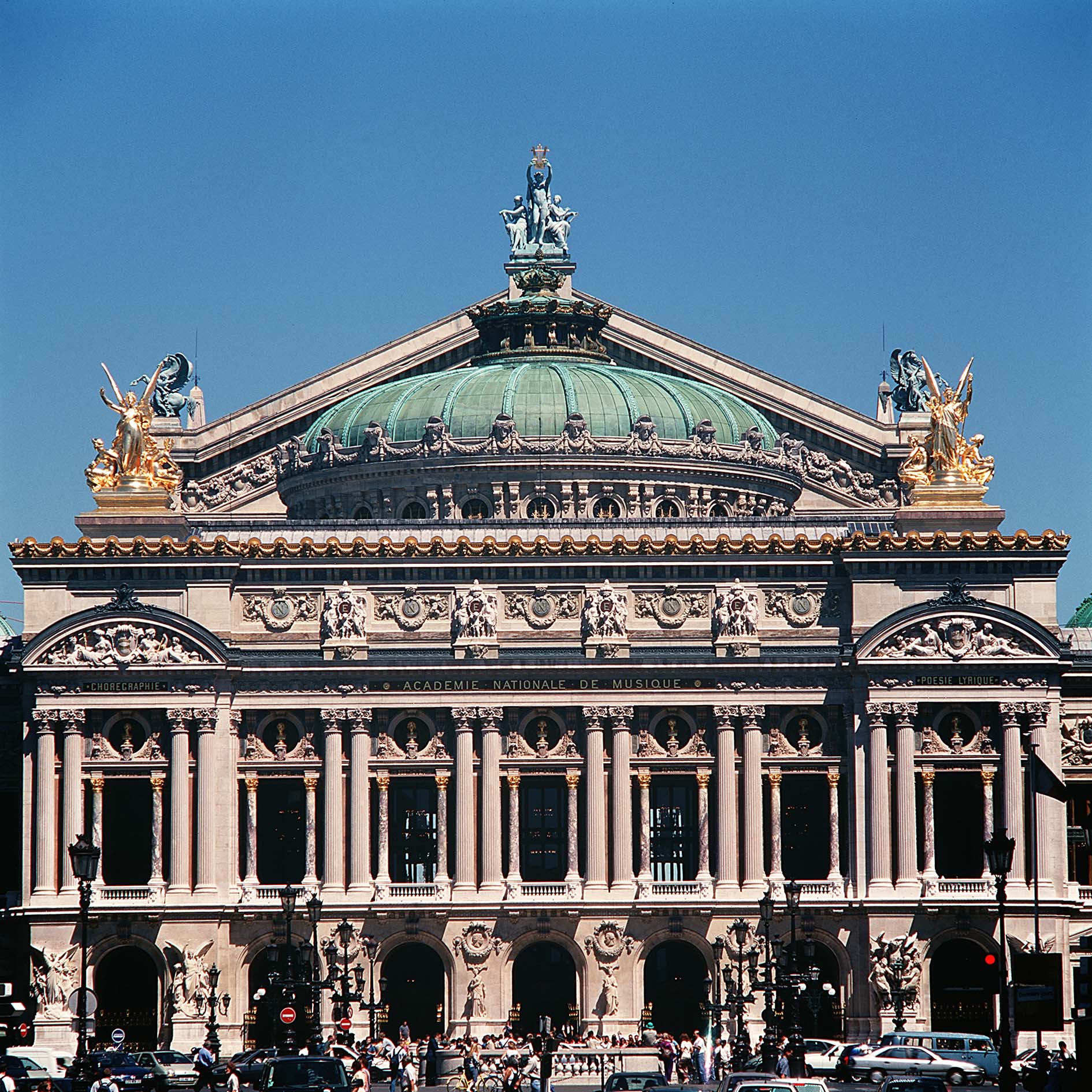 Façade principale du Palais Garnier de jour © Jean-Pierre Delagarde