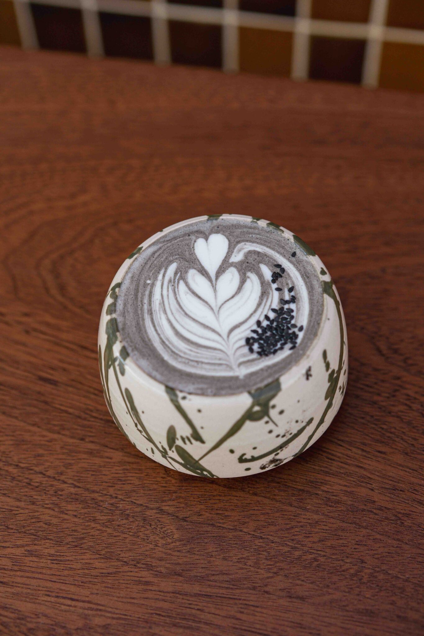 Boire un latte au sésame au coffee shop à Paris © Latte Club