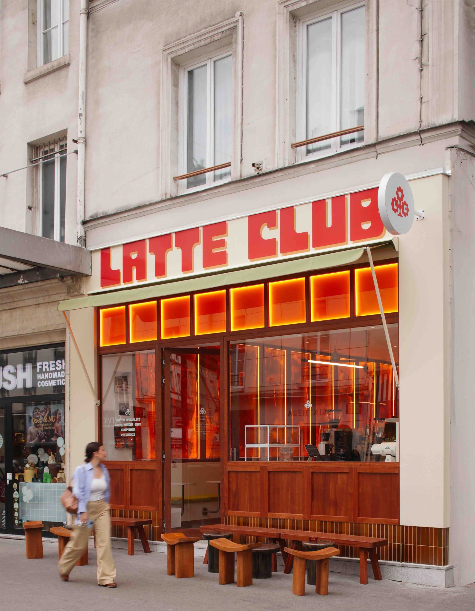 Boire un latte au sésame au coffee shop à Paris © Latte Club