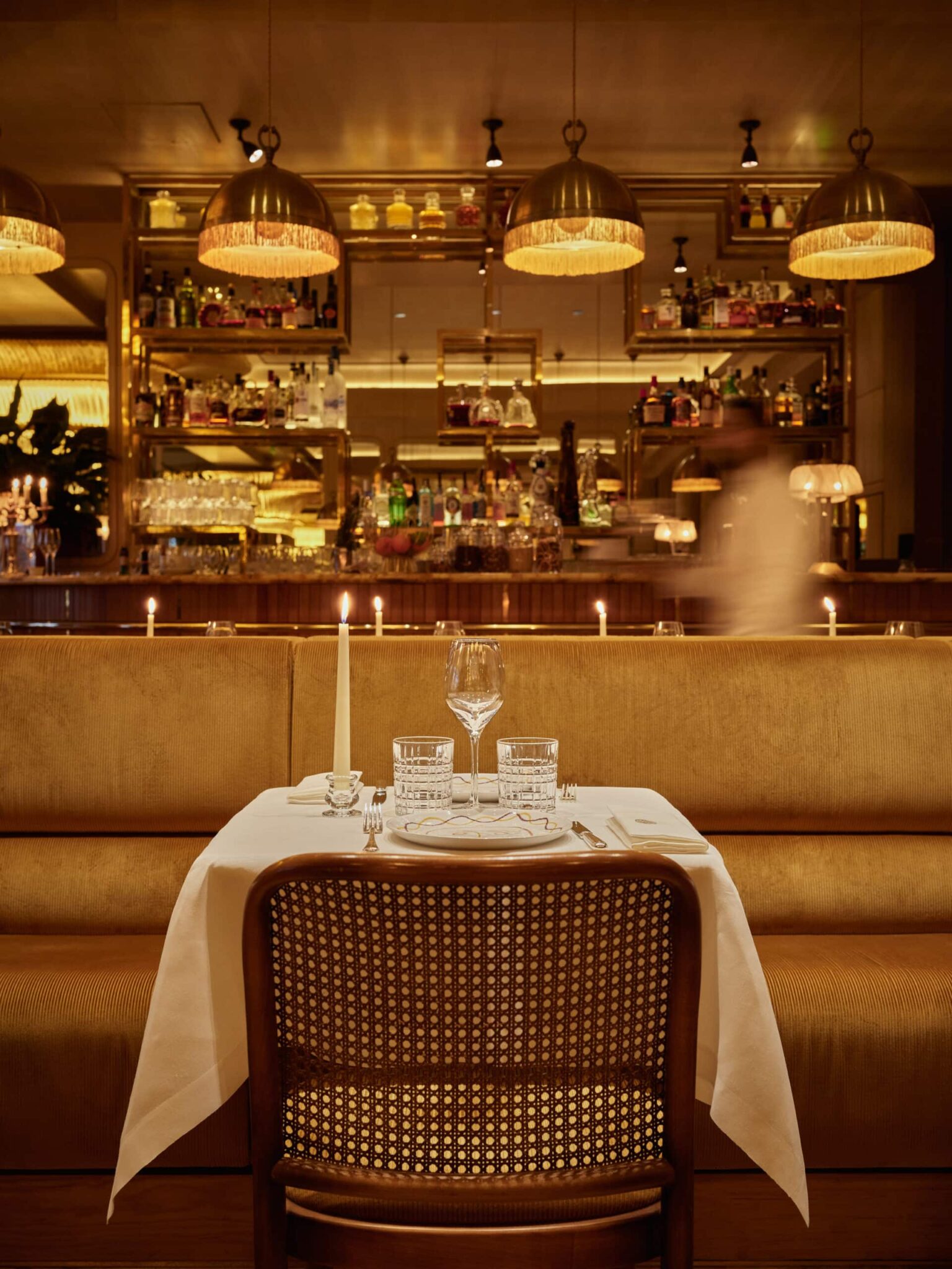 Une table vue sur la cuisine ouverte du restaurant du Nolinski © Julie Limont