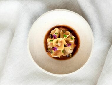 Recette du consommé d’écrevisse, cappelletti, moelle de bœuf et poivre timut du chef étoilé Franck Derouet au Clos des Sens