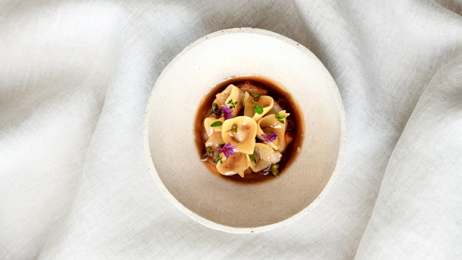 Recette du consommé d’écrevisse, cappelletti, moelle de bœuf et poivre timut du chef étoilé Franck Derouet © Clos des Sens