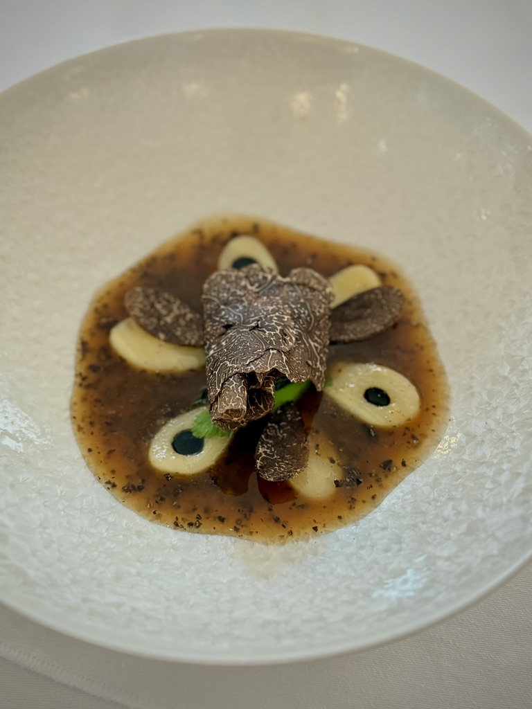 Bouillon fleur de racine et crémeux de persil, orge perlé, jus végétal