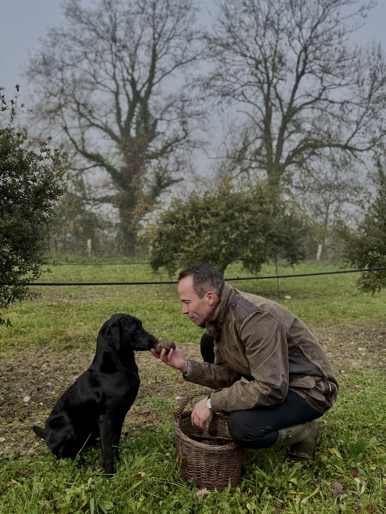 Le maître, la chienne et une belle truffe