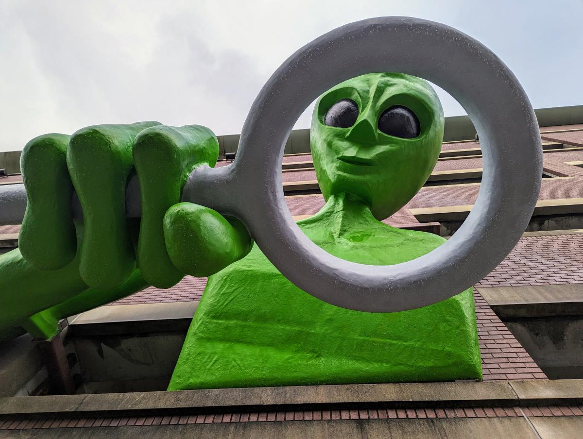 Une drôle d'installation : Clive The Alien, Underneath the microscope © VISIT CINCY & MEETNKY