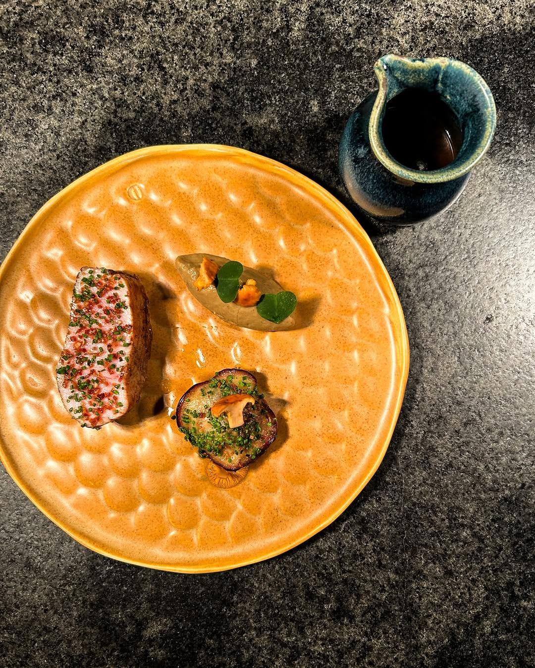 Côte de veau, aubergine fumées, girolles et jus de veau © Julien Gatillon