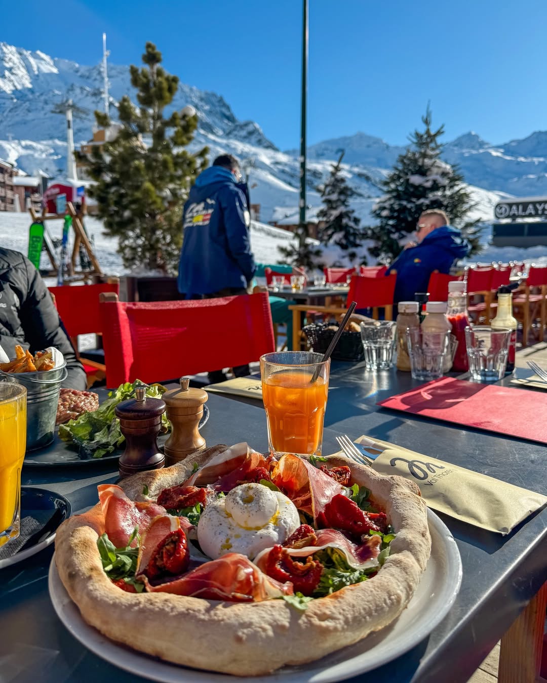 Une table en face des pistes © La Maison