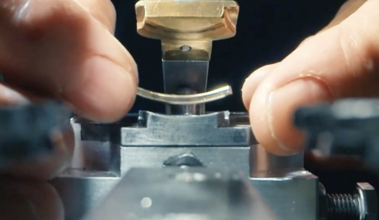 Une des nombreuses manipulations pour la fabrication de la paire de lunettes © Henry Jullien