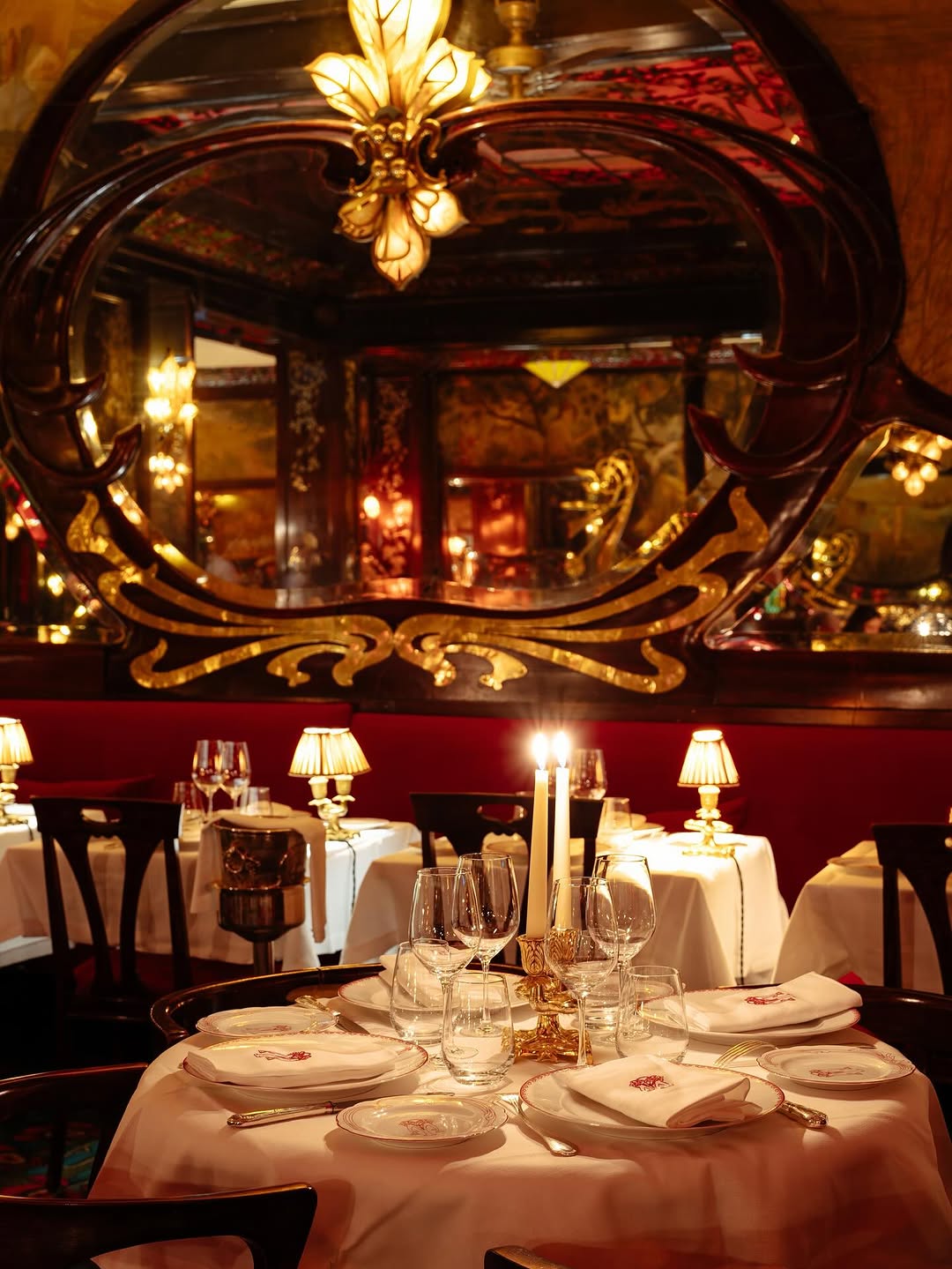 Déguster un tournedos Rossini dans un cadre élégant à Paris © maximsrestaurant_paris