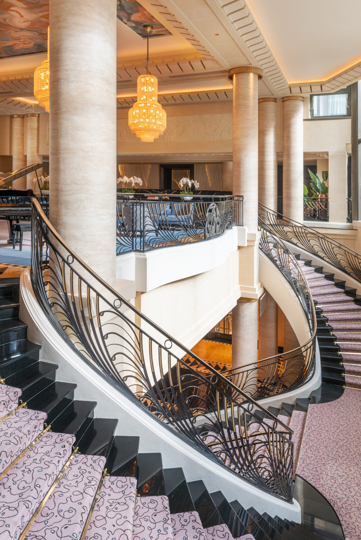 L'escalier majestueux Art déco de l'Hôtel du Collectionneur © David Emmanuel Cochen