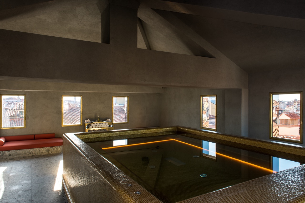 Le bassin du spa de l'hôtel © Guillaume de Laubier