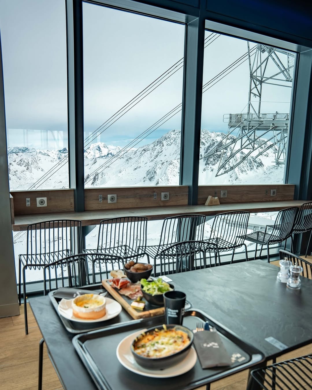 Une dégustation d'altitude à © Caron 3200 m