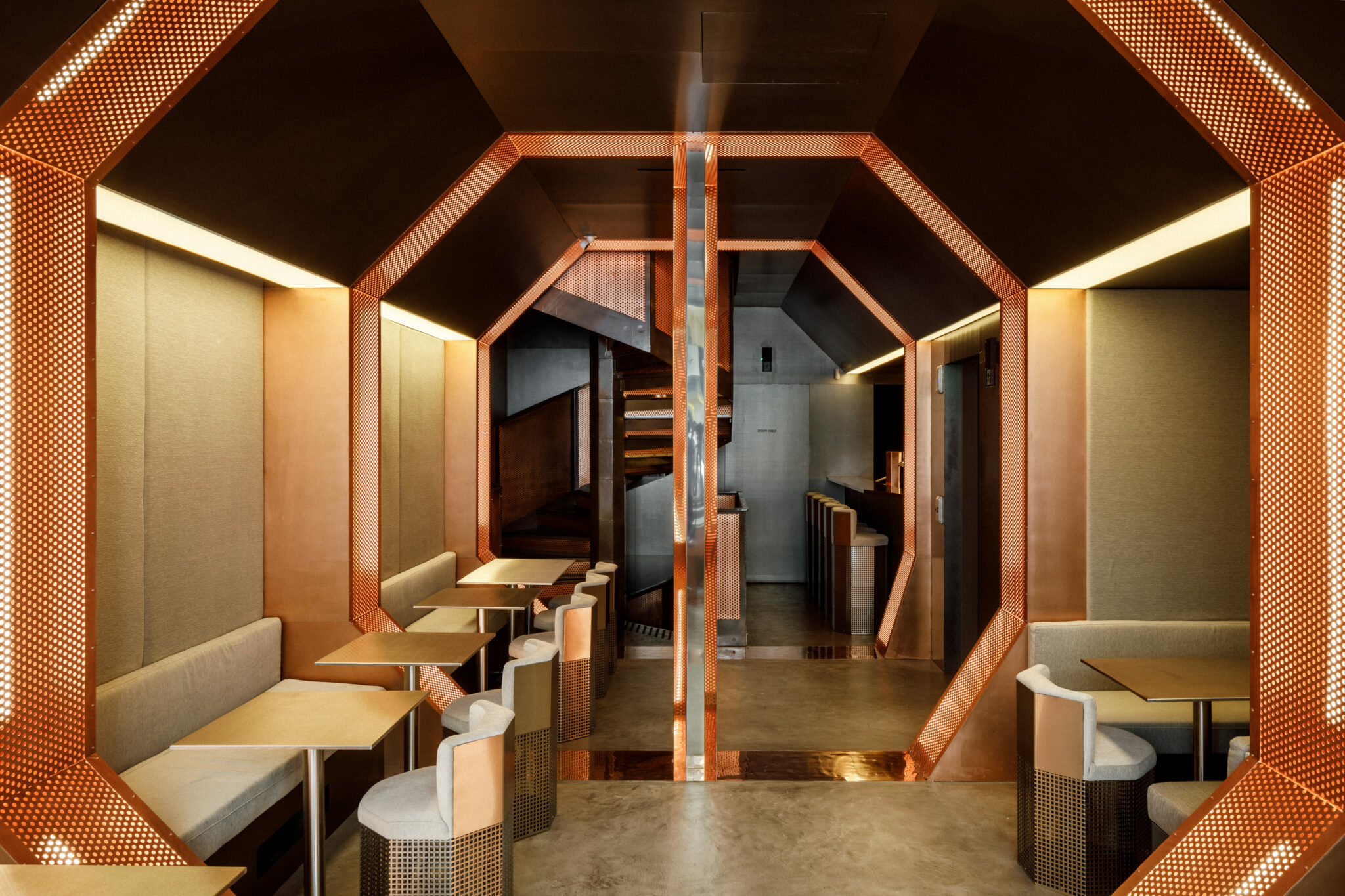 L'intérieur du restaurant Omasaké, aux allures de films de Kukrick © 11h45