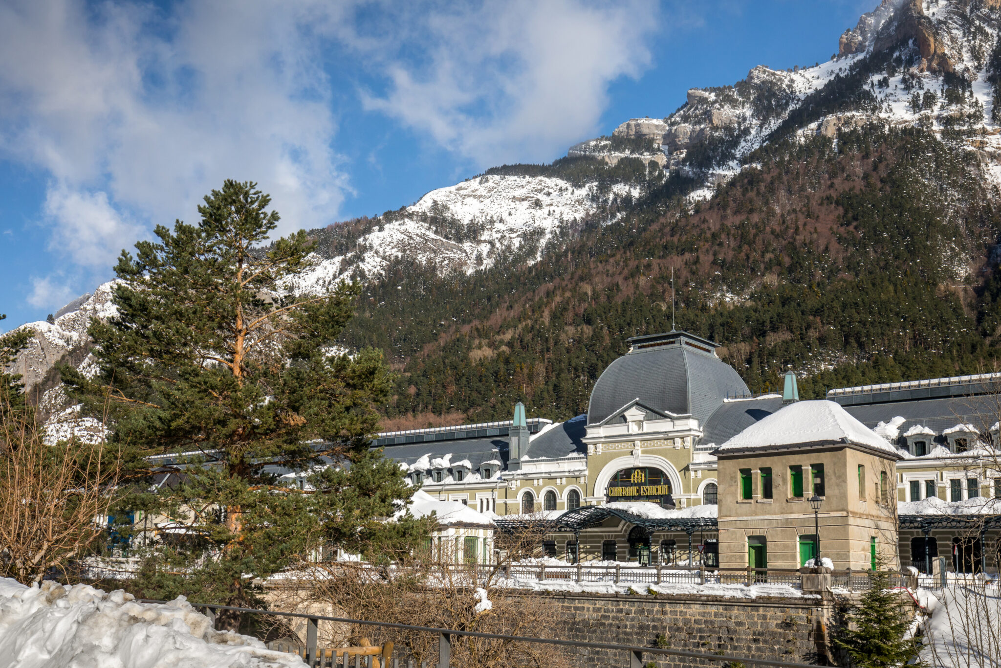 L'hôtel dans les Pyrénées © Canfranc Estación