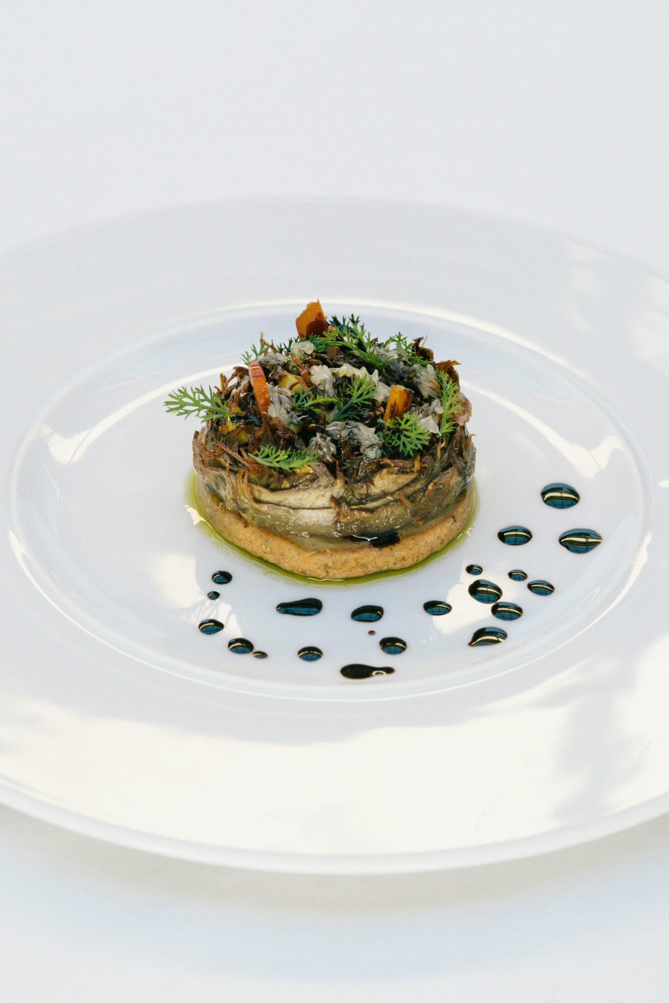 Artichaut en jeu de texture, tarte fine à la noisette © Katia Saule