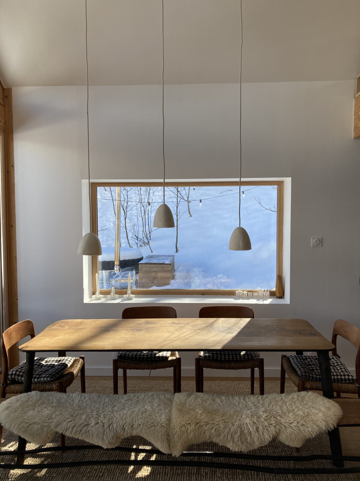 La salle à manger dans la maison-cabane