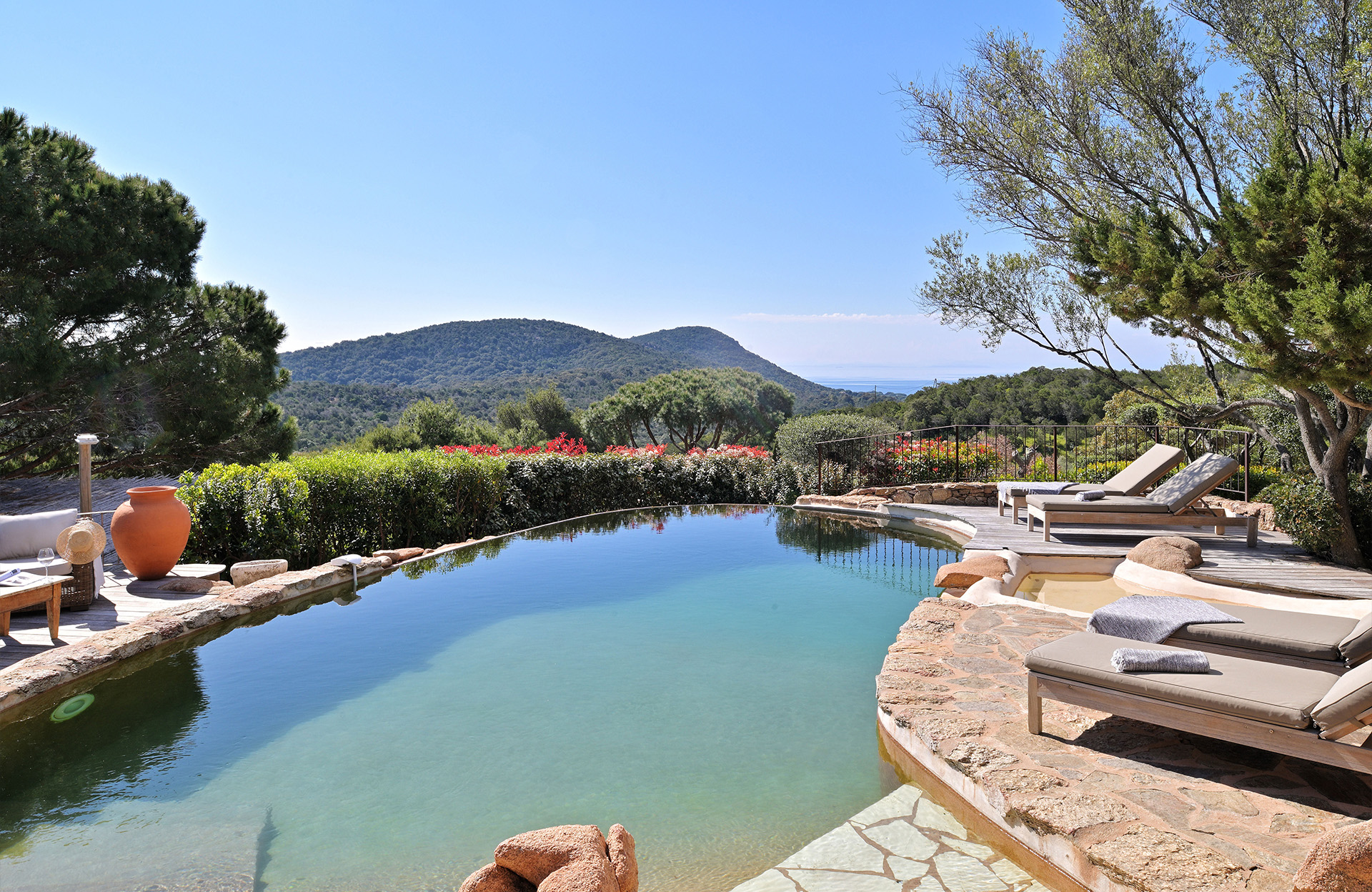 Vue depuis la piscine de la Villa Sperone de l'hôtel Les Oliviers de Palombaggia