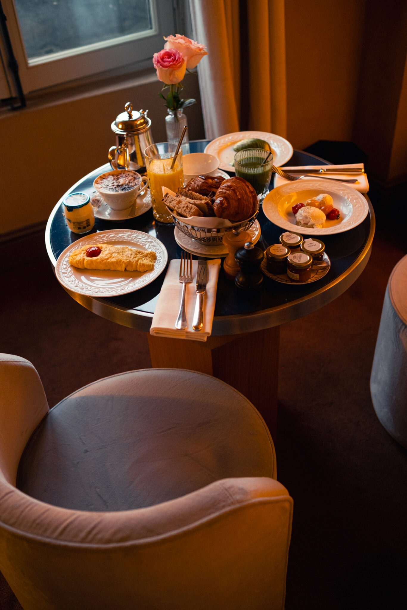 Prendre le petit déjeuner à l'hôtel de luxe La Cour des Vosges © Mathieu Bonnevie