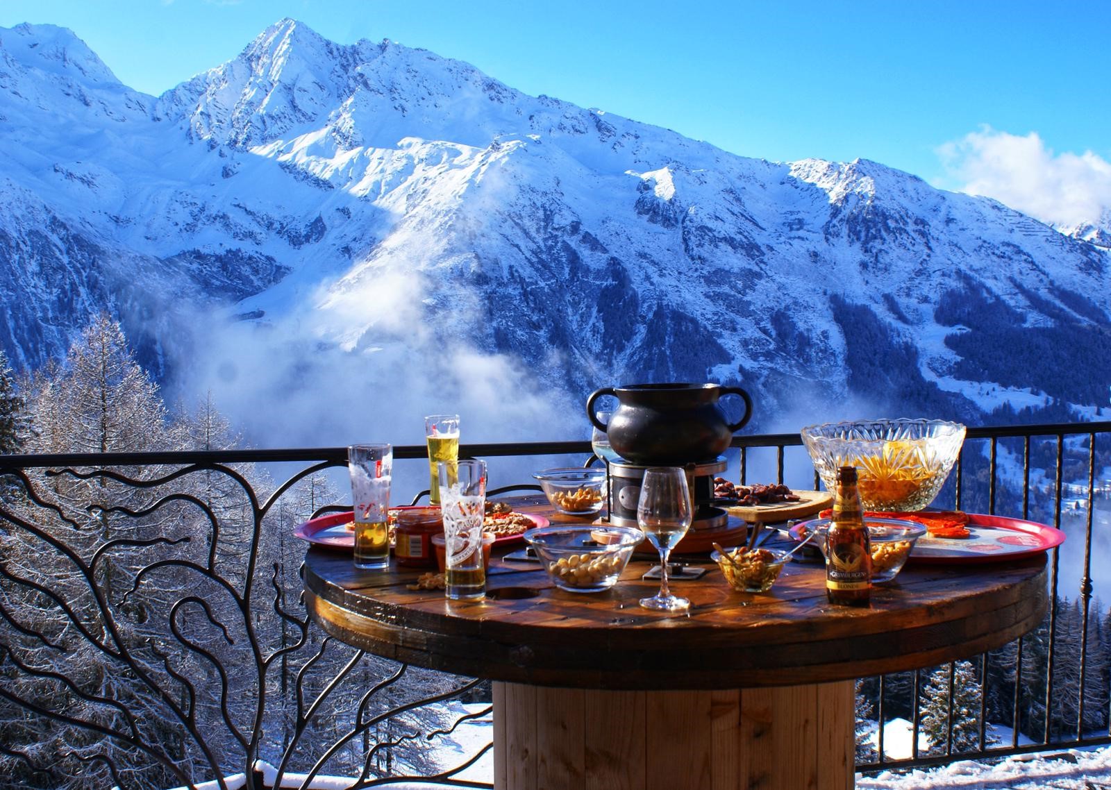 Manger sur la terrasse du restaurant © Les Marquises