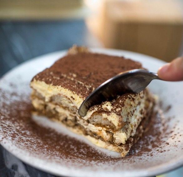 Le tiramisu à l'assiette de la trattoria italienne à Paris Alimentari © Alimentari