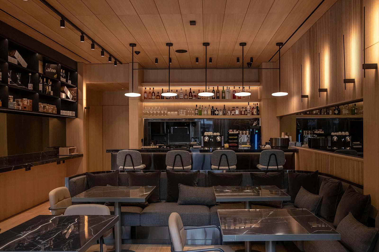 Le restaurant Bistró qui accueille le petit déjeuner le matin au Black Pine Hotel Andorra © GCA Architects
