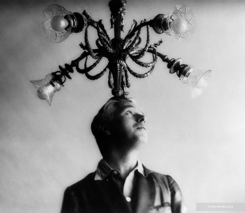 Lee Miller,Charlie Chaplin au lustre Charlie Chaplin with light fixture Saint-Moritz 1932 © Lee Miller Archives England 2026 All Rights Reserved