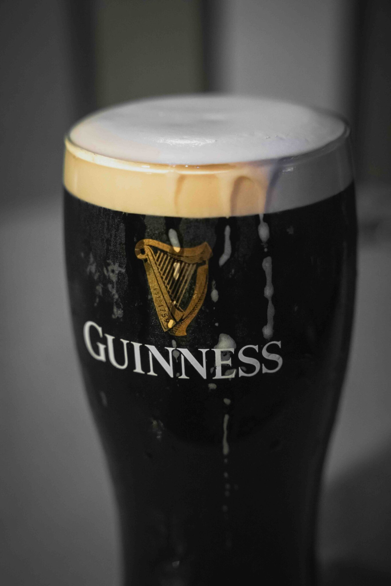 À Dublin, déguster une Guiness © Winston Tjia