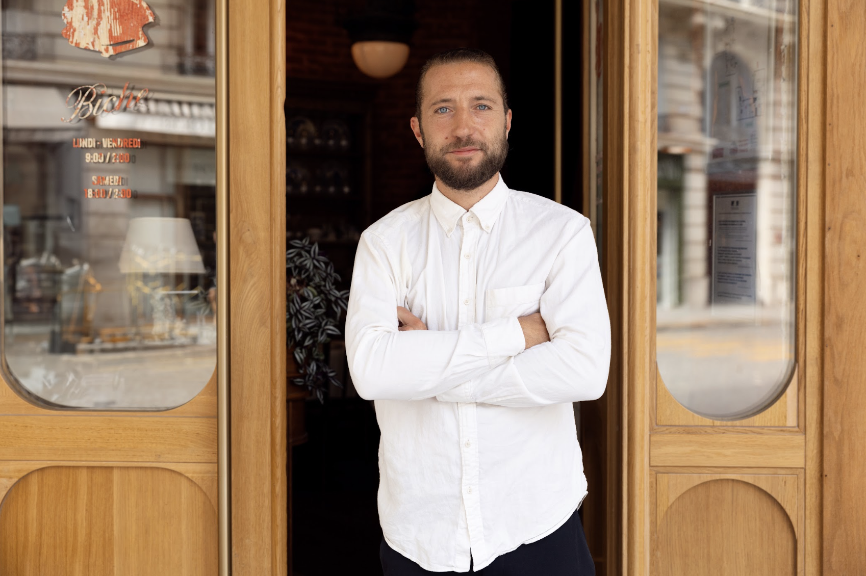 Le chef Paul Alexandre Laumont devant le restaurant Biche © Marie Desprez
