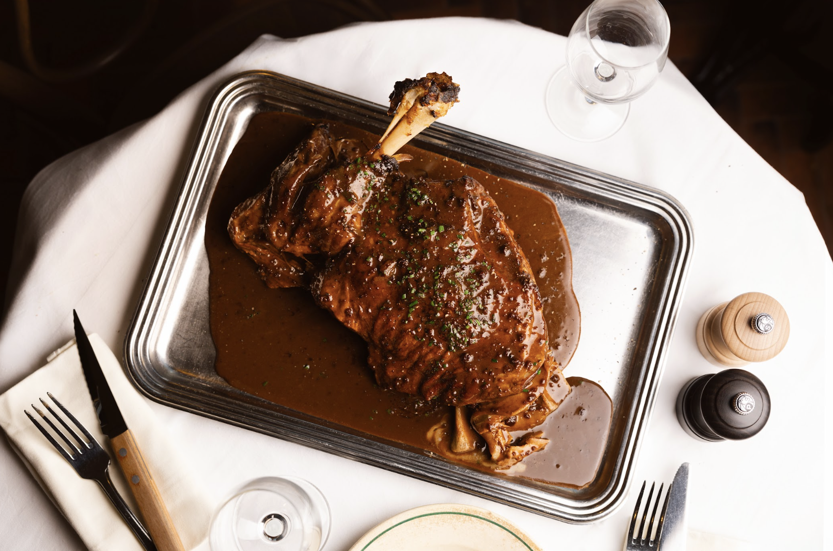 Recette de l’épaule d’agneau à la cuillère par le chef Paul Alexandre Laumont du restaurant Biche © Marie Desprez