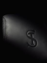 Le logo sur le cuir italien © Tom Snyder