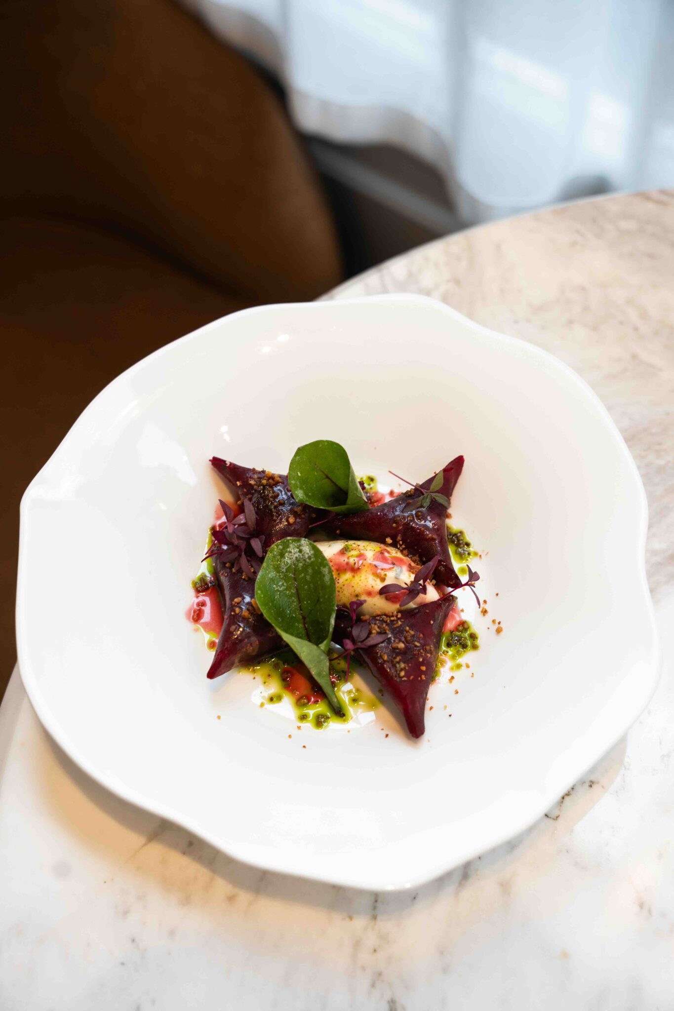 Berlingot de betteraves à l’estragon, gourmande à la fourme d’Ambert du chef Kevin Hamon © Blanche Tripoteau