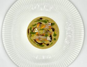Recette de la daurade marinée, velours d’artichaut à l’ail noir de et roquette du chef étoilé Denis Martin