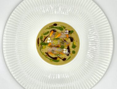 Recette de la daurade marinée, velours d’artichaut à l’ail noir de et roquette du chef étoilé Denis Martin