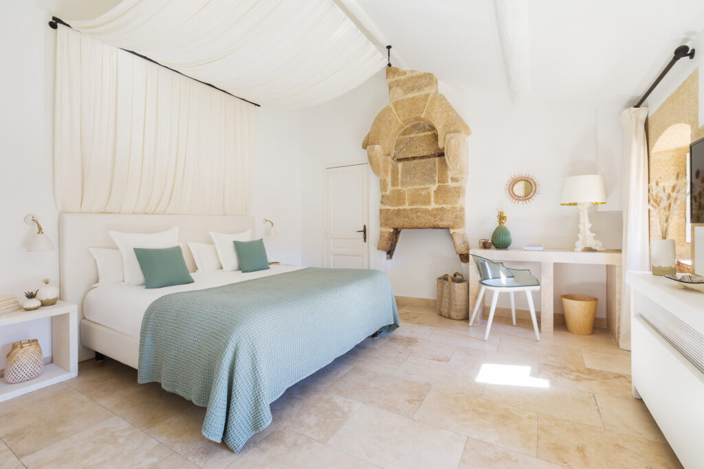 Suite lumineuse de l'hôtel Le Vieux Castillon © Wanderlust Lab
