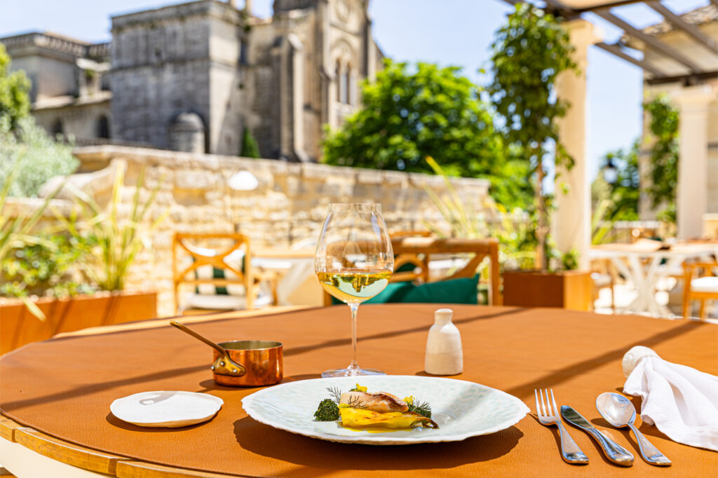Repas gastronomique en terrasse à La Maison d'Uzès © Marine Nedjam Lemaire
