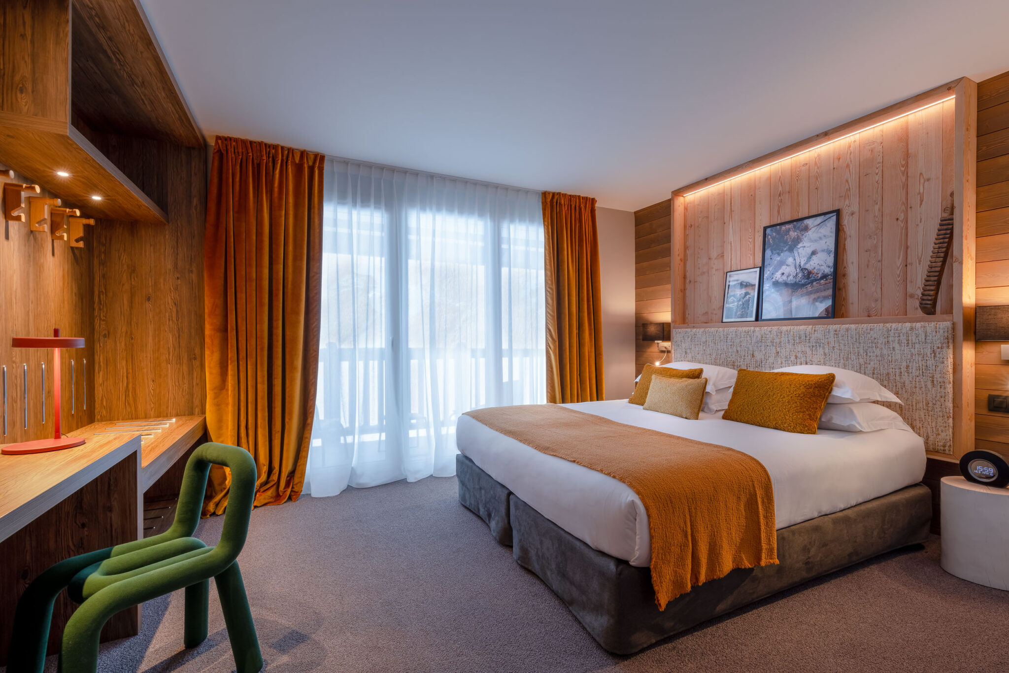 Une chambre design et colorée © ILY Hotels La Rosière