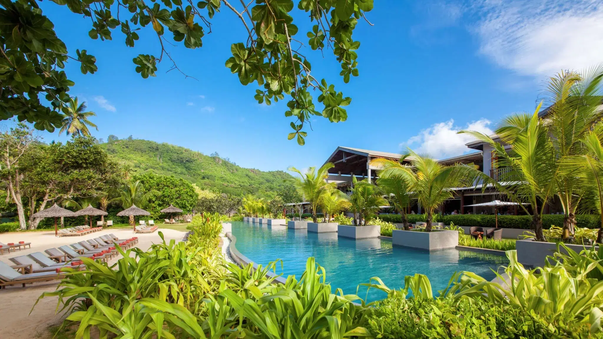 La grande piscine extérieure © Kempinski Seychelles Resort