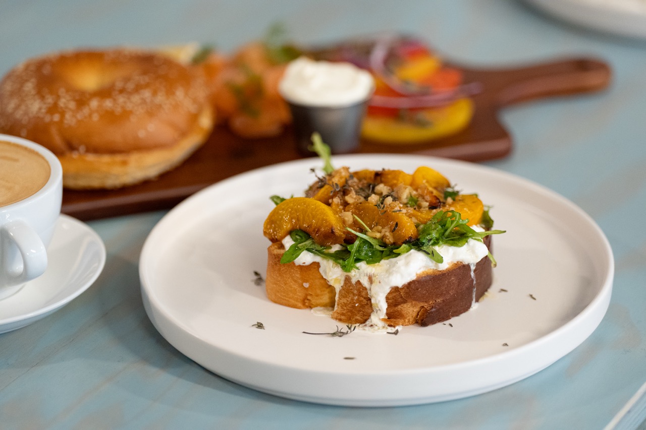 Manger dans le café-librairie © Print