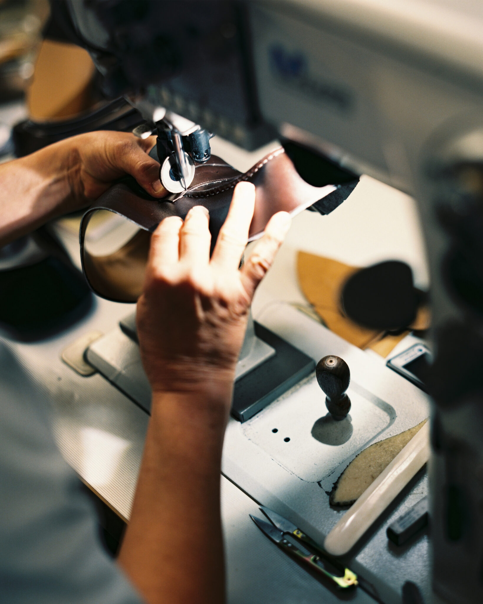 Une des nombreuses prises en main nécessaires à la fabrication du soulier © Marion Berrin