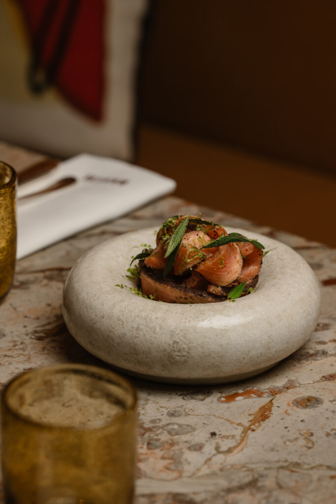 Saumon et stracciatella au Brach Paris, l’une des meilleures tables du 16e © Nolwenn Pernin