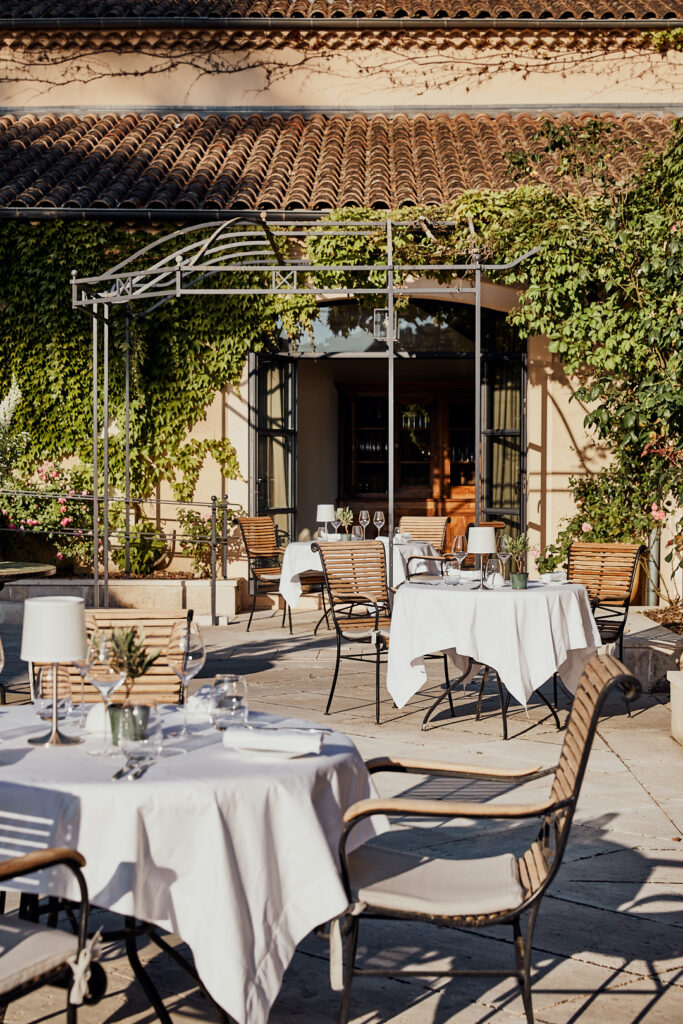 La terrasse du restaurant au sein du Château de Montcaud © Delphine Constantini