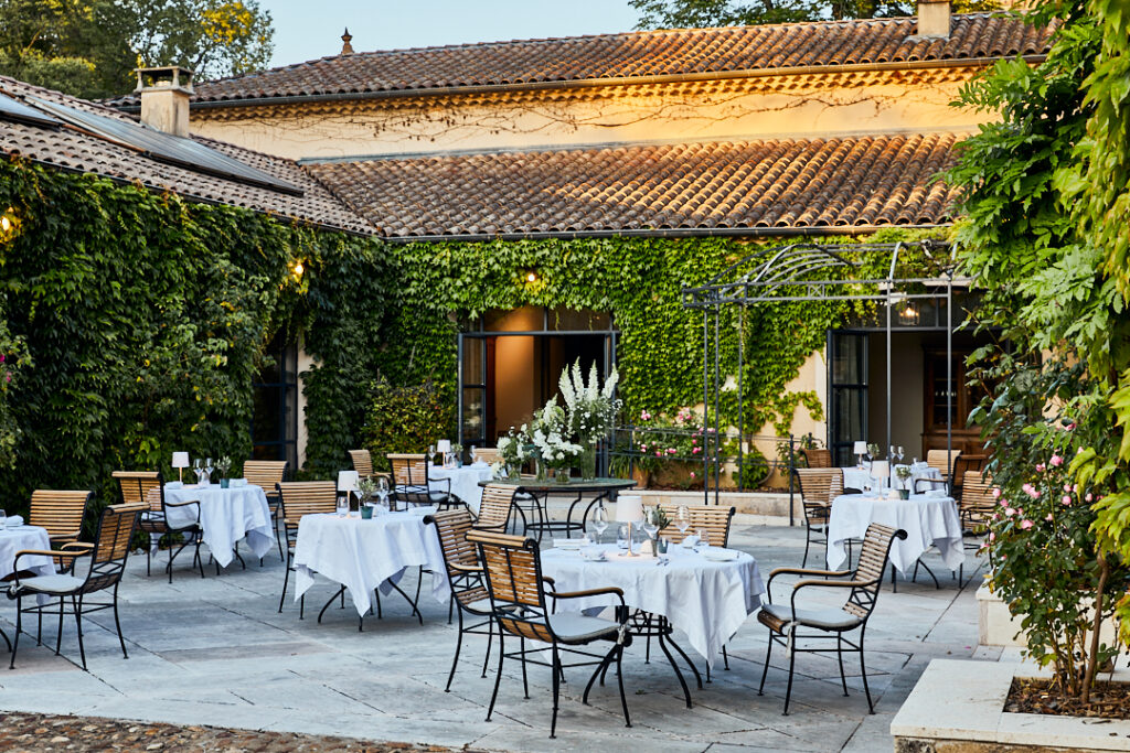 Terrasse du restaurant étoilé Le Cèdre de Montcaud © Château de Montcaud