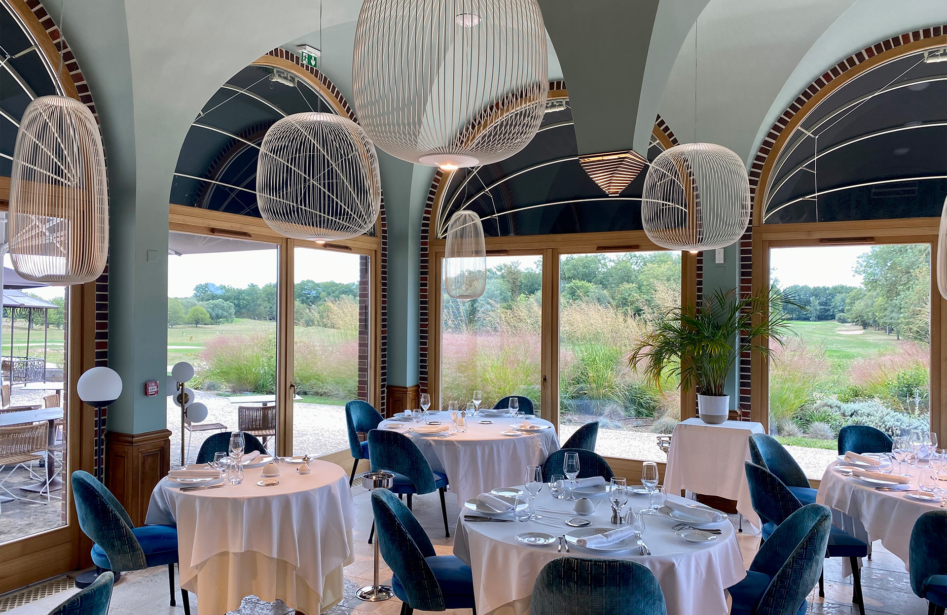 La salle du restaurant du Domaine du Roncemay