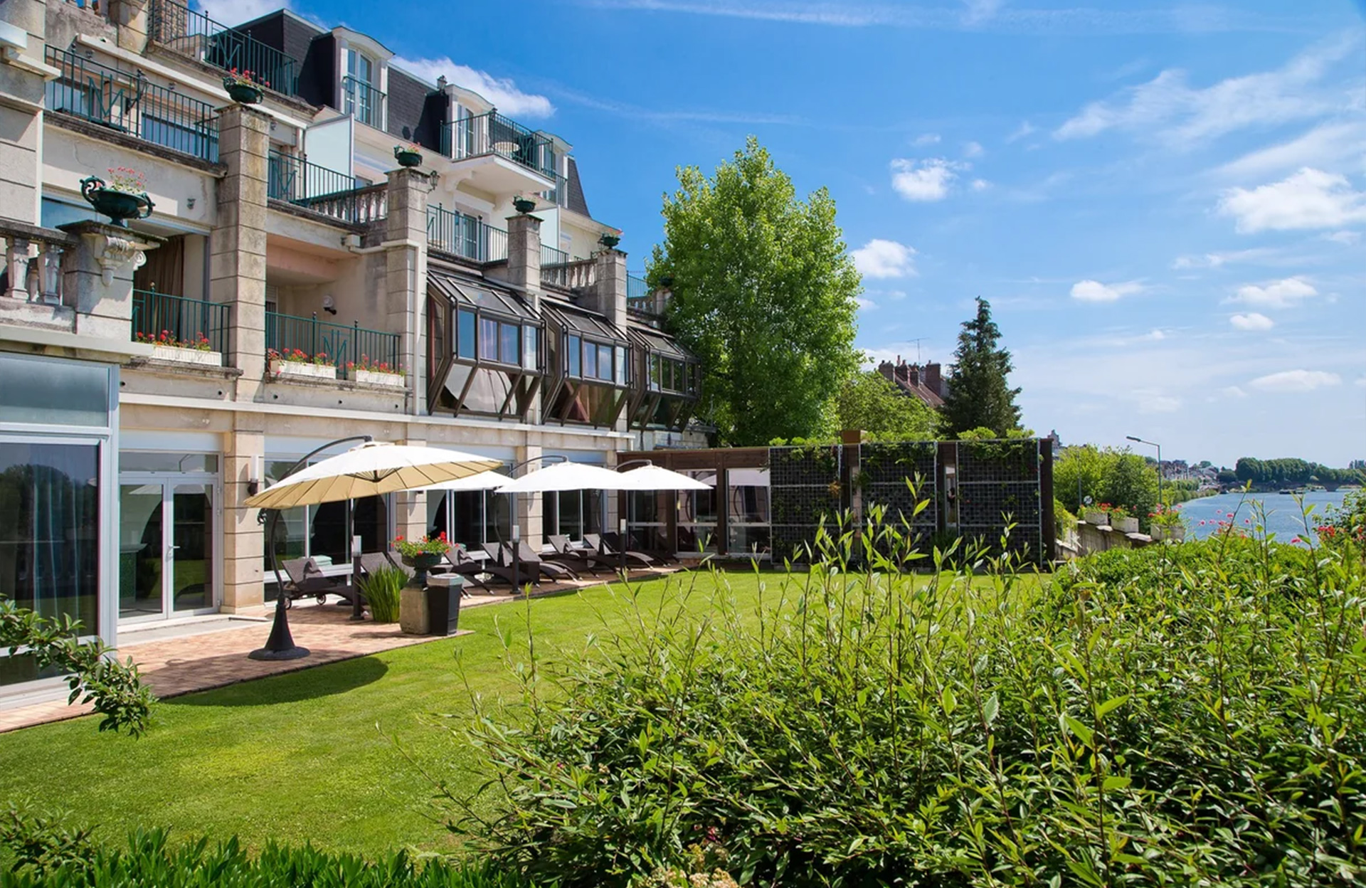 La façade de l'hôtel La Côte Saint Jacques & Spa