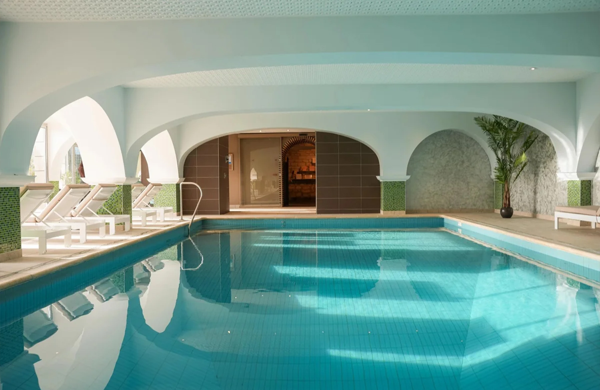 La piscine du spa de l'hôtel La Côte Saint Jacques & Spa