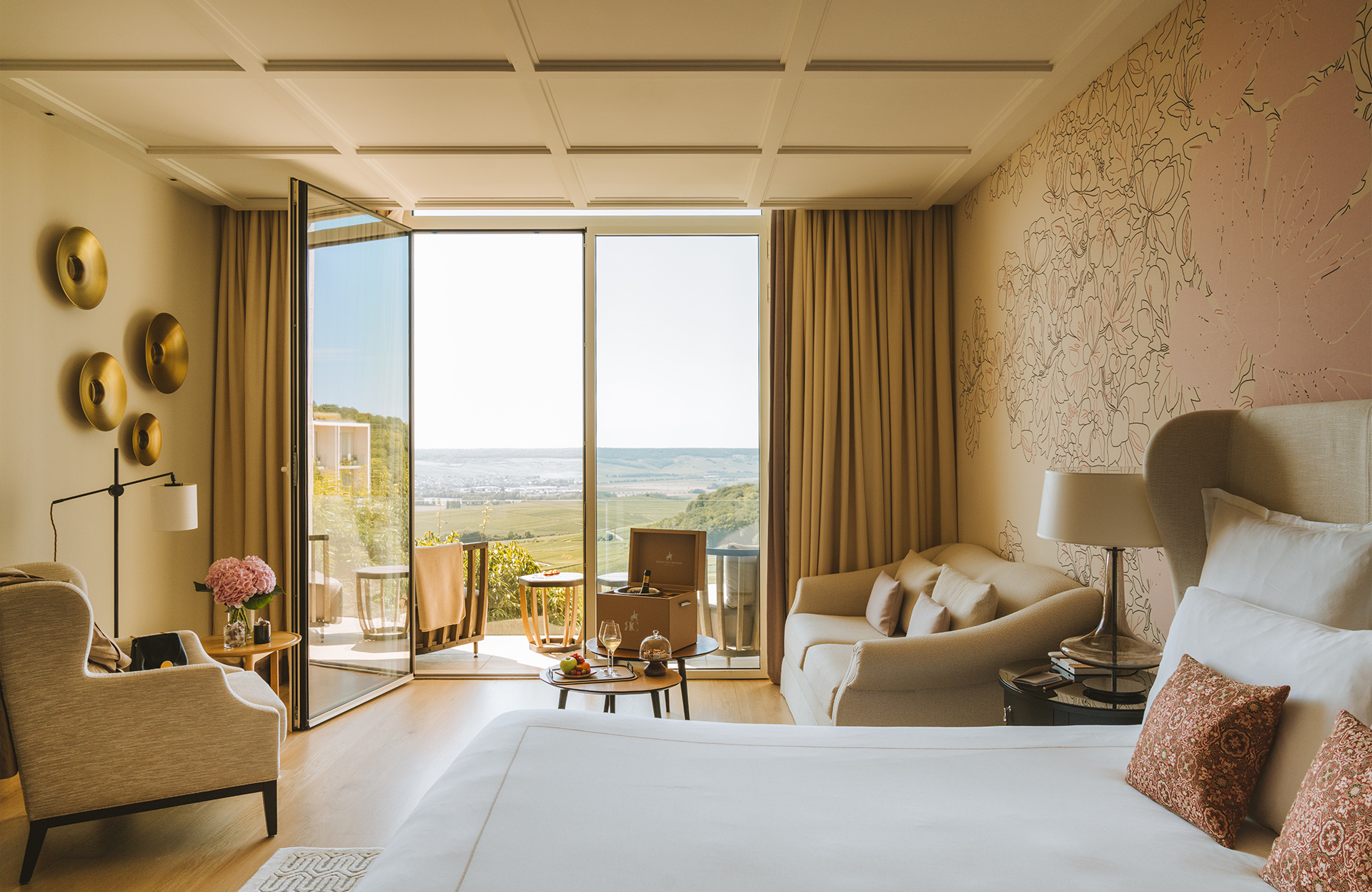 Vue sur les hauteurs de Champillon depuis la Royal Junior Suite de l'hôtel Le Royal Champagne Hotel & Spa