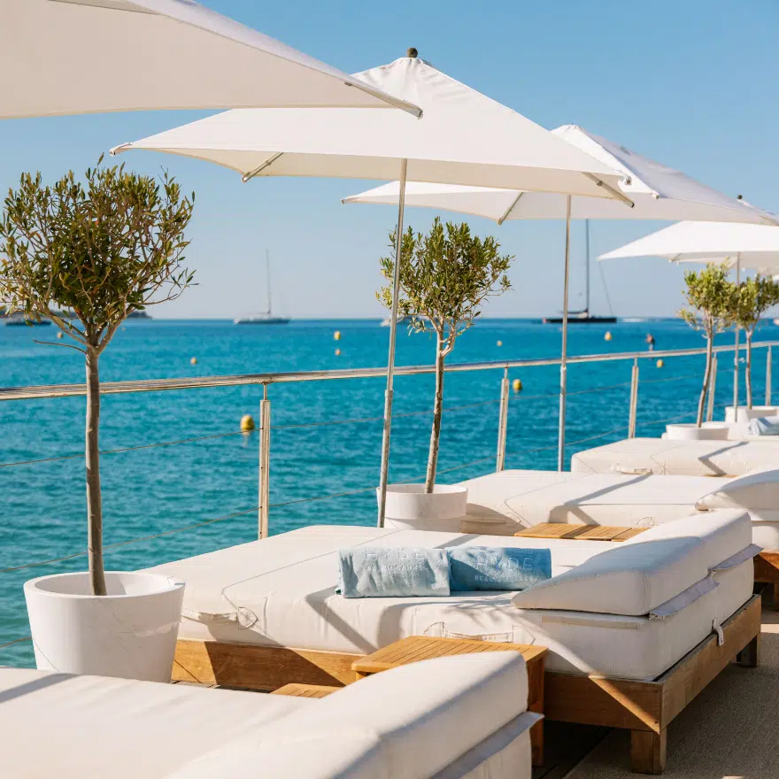 Le restaurant Hyde Beach de l'hôtel à Cannes © Le Mondrian Cannes