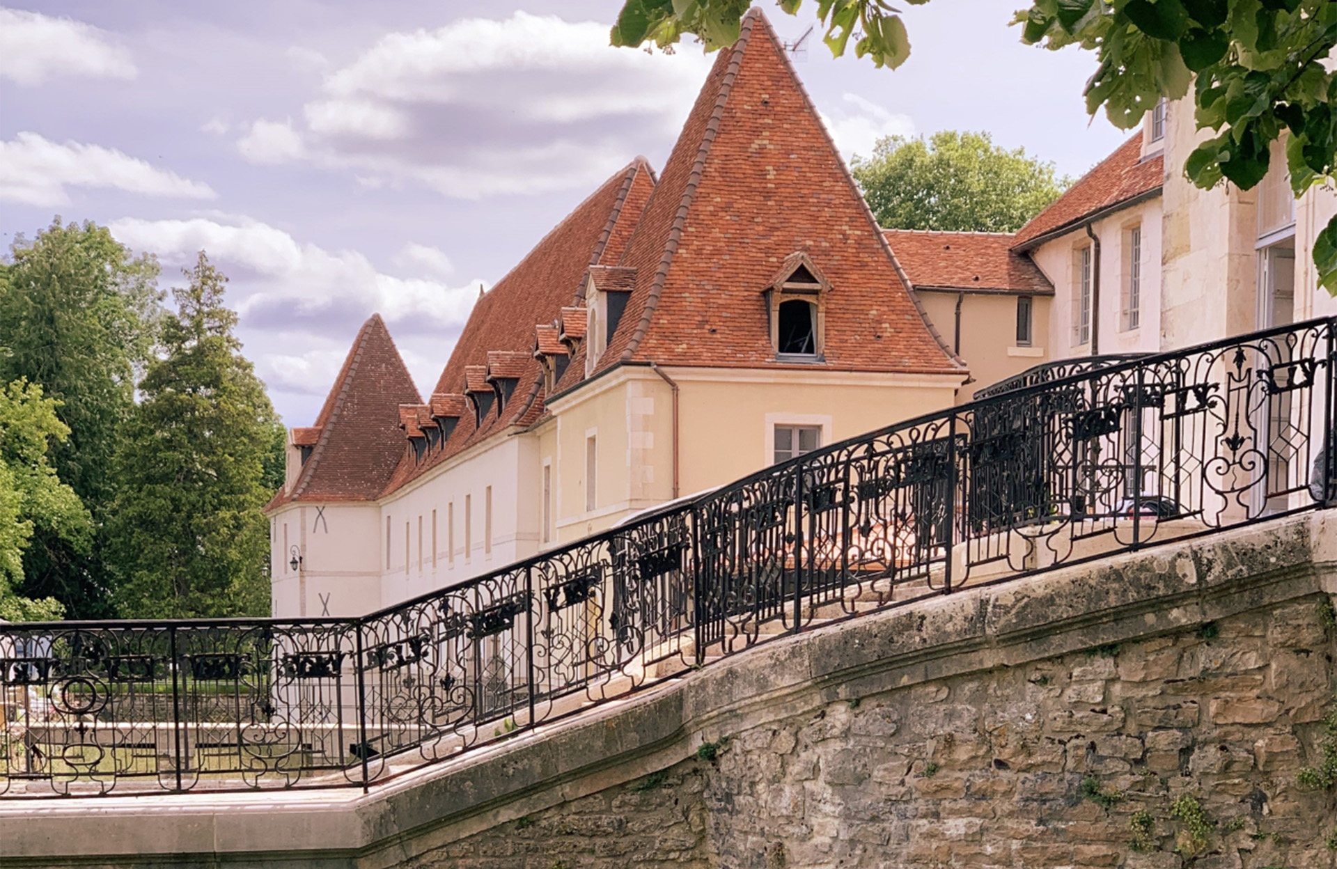 La façade de l'hôtel spa en Bourgogne Les Sources de Vougeot