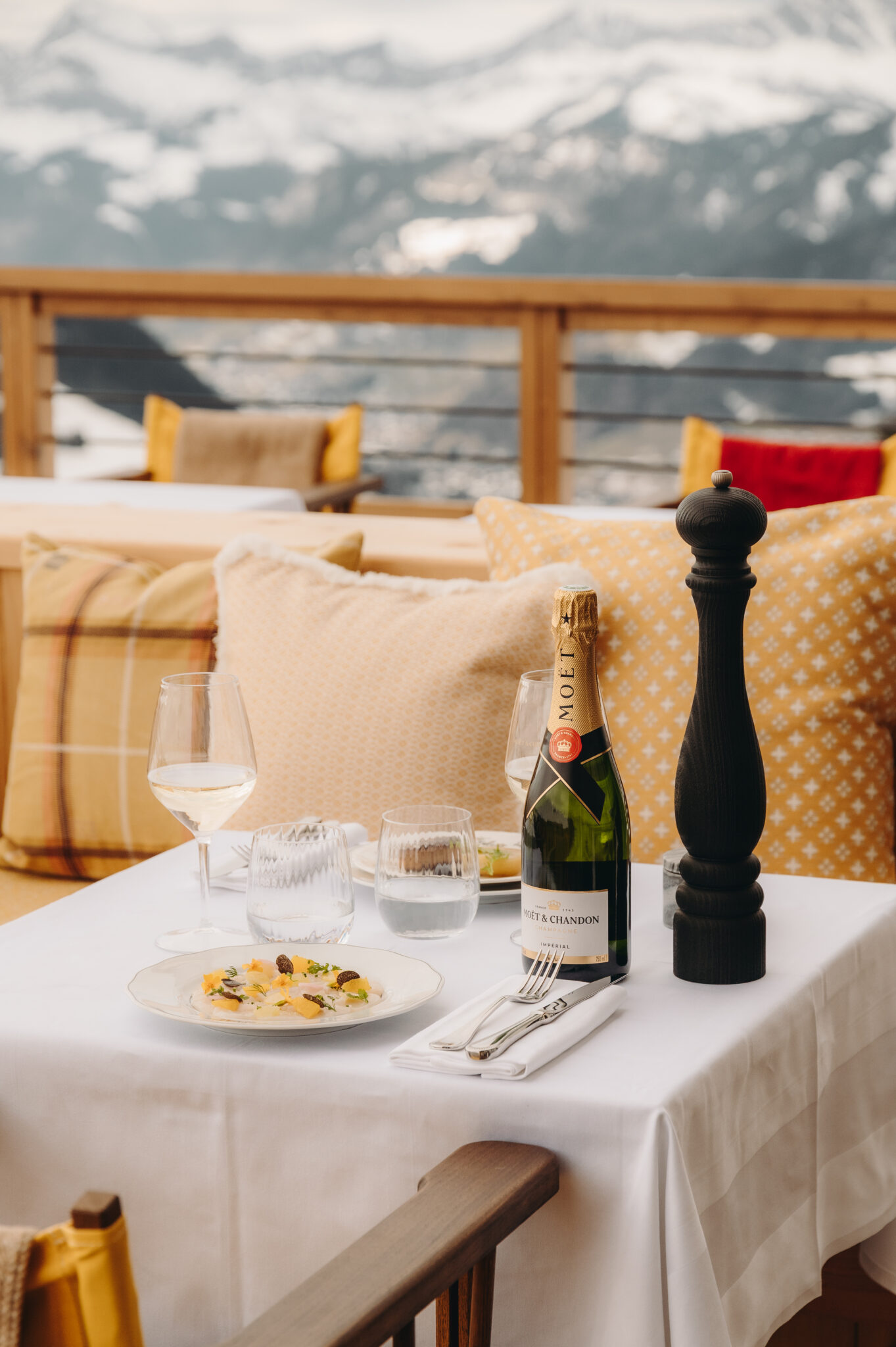 Manger sur la terrasse du restaurant © Refuge chez la Tante