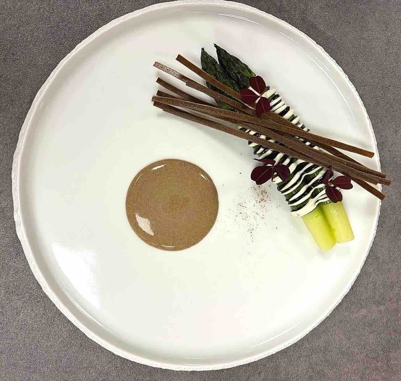 Recette des asperges vertes, ail noir et crème fumée par Julien Martin, chef au restaurant de l'hôtel les Sources de Vougeot.